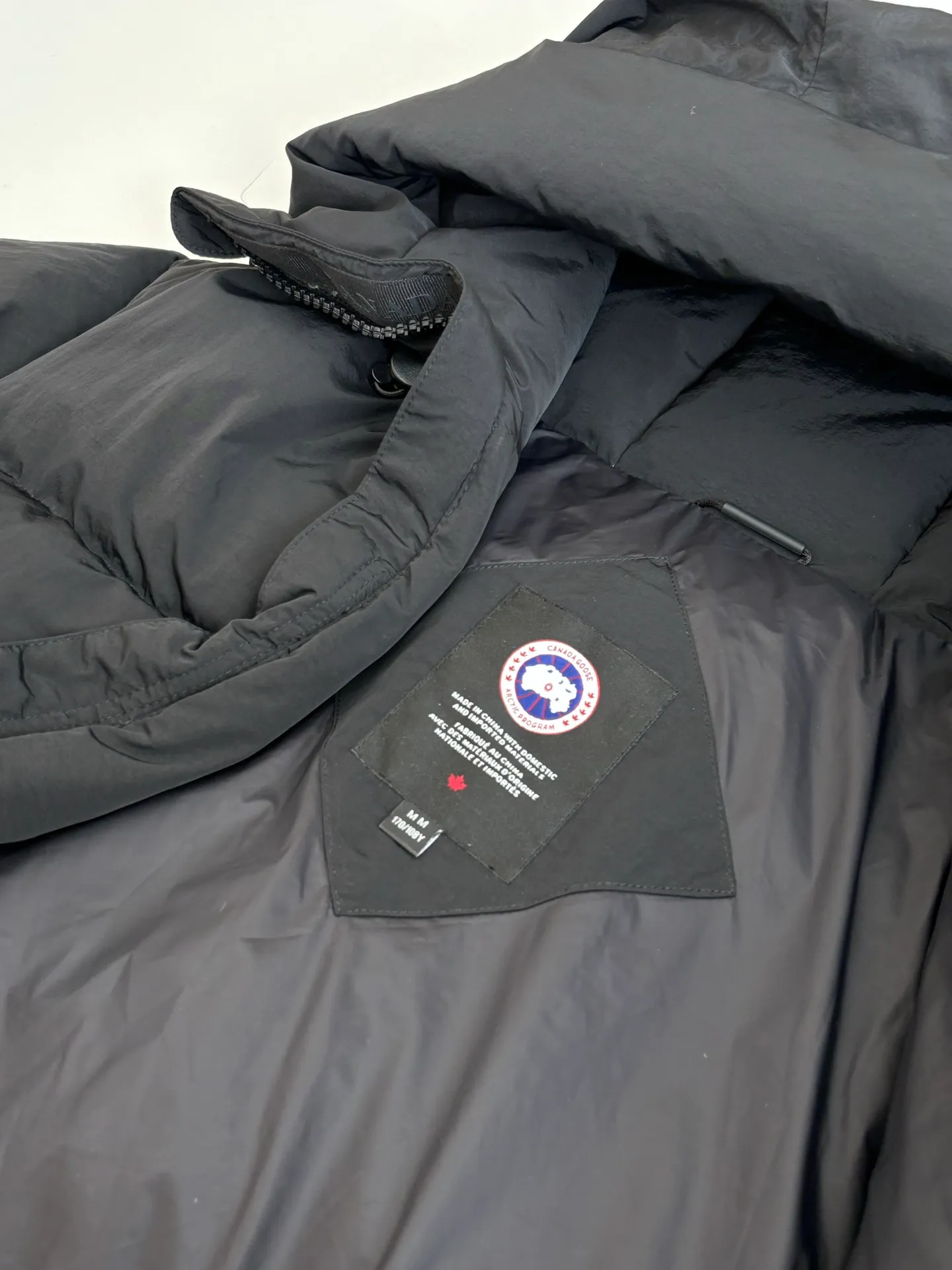 P1010 Canada Goos*/Big Goose Rubber Label Matte Down Jacket The fabric is made of high-quality protective nylon fabric, 90 national standard high-quality white duck down: selected high-fill power velvet, light and warm, with excellent temperature locking performance and good resilience. Three-dimensional quilting technology and precision thread reinforcement prevent lint from being drilled and ensure that the fluffy and resilient elasticity lasts like new.  Size：S/M/L/XL